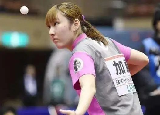 将回国接受进一步检查！博主晒出胡荷韬坐轮椅 左膝已经戴上护具